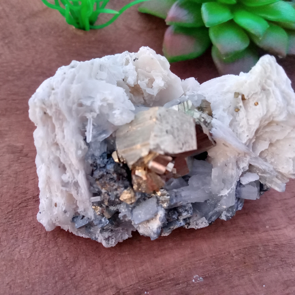 Elegant White and Silver Decorative Stone - Picture 2 of 14